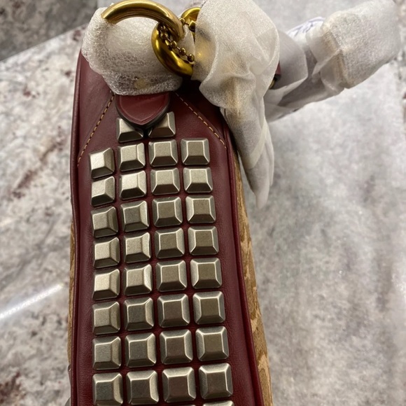 Trade only
Coach 1941 Max 18 Sig. Jacquard Scarlet 41385 - Picture 9 of 16